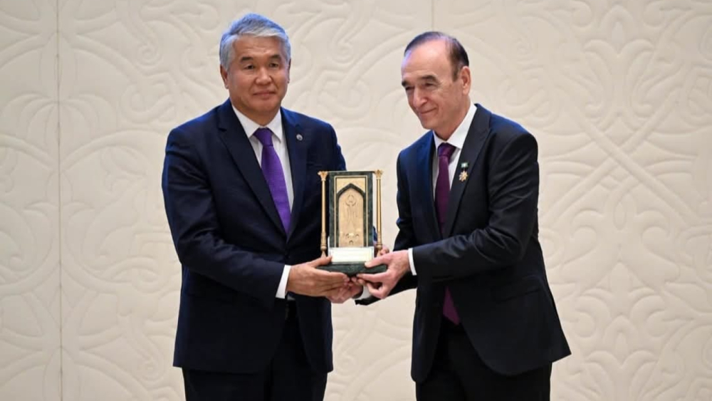 “KELAJAK MEROSİ” ÖDÜLLERİ İLK KEZ SAHİPLERİNİ BULDU: SULTAN RAEV’E ‘EDEBİYAT’ ÖDÜLÜ